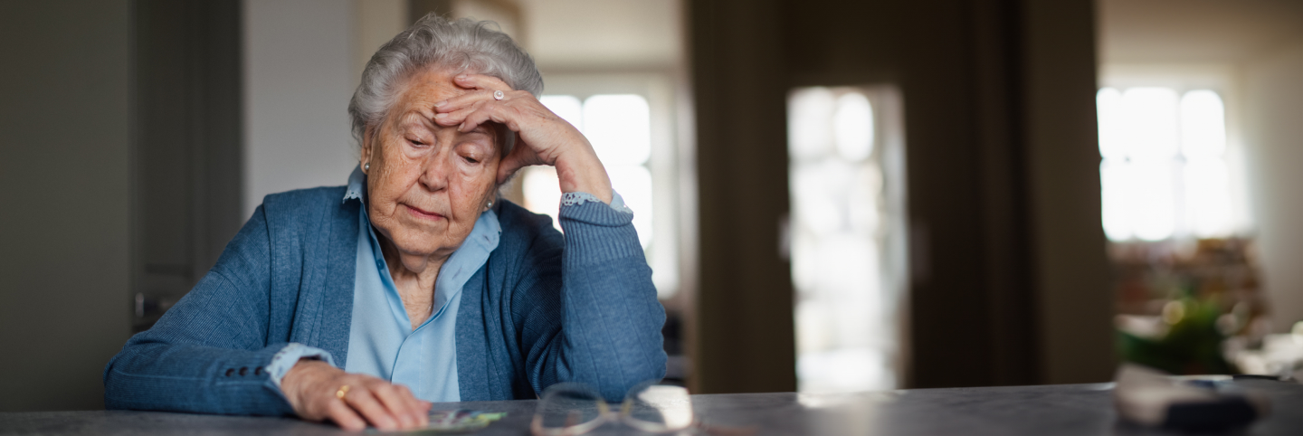 elderly-woman-taking-care-of-an-elderly-man-2022-12-16-01-03-33-utc verlengd 2